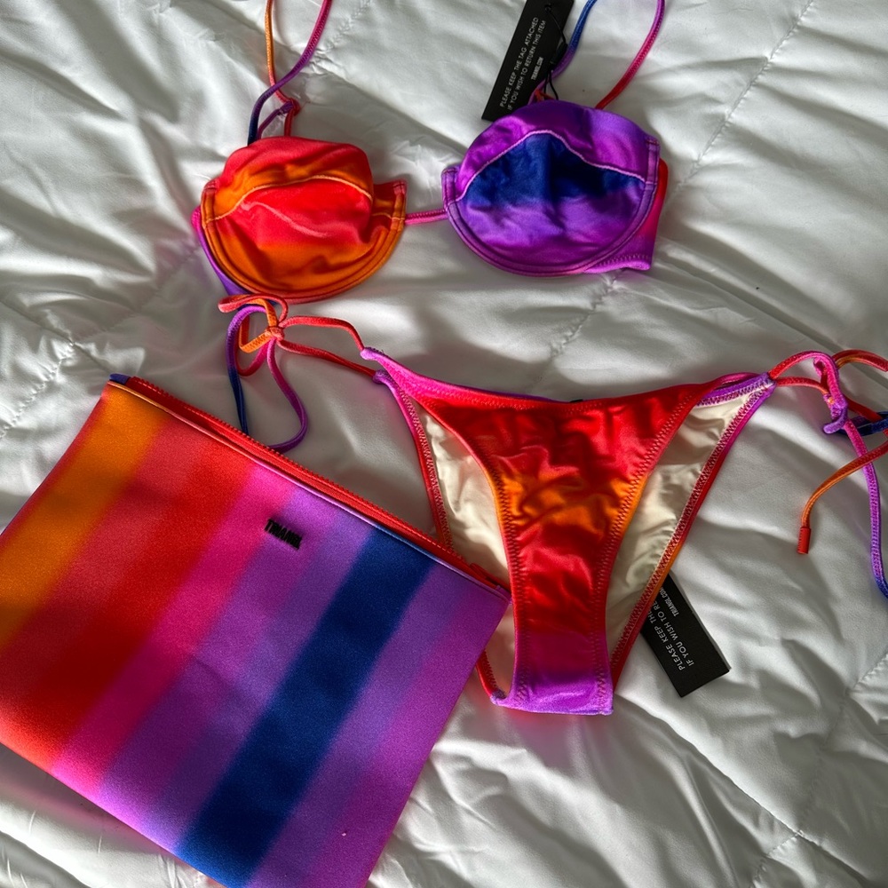 Triangl bikini style mala color coni. S++ top and S bottom.